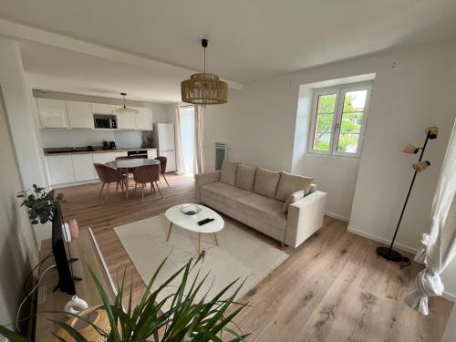 un salon avec un canapé et une table dans l'établissement Bel appartement T2 avec terrasse, à Cambo-les-Bains