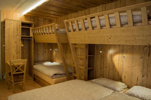 Двухъярусная кровать или двухъярусные кровати в номере Alpine Classic Hotel