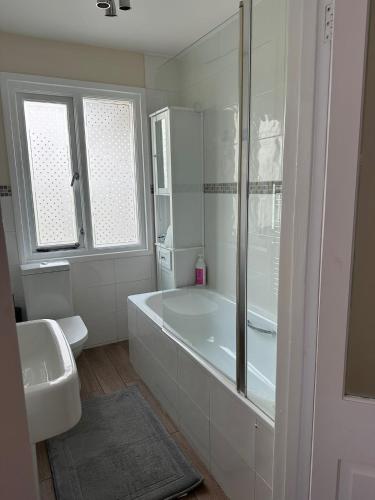 Ένα μπάνιο στο Beautiful Family Home for Rent in London