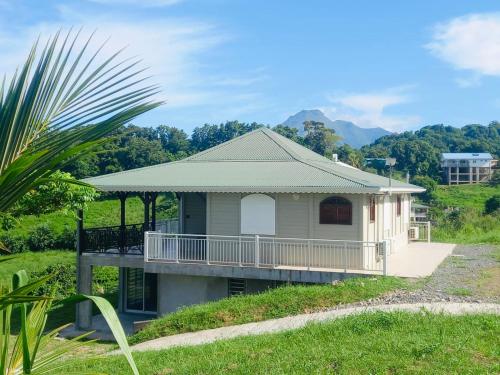 una piccola casa con portico e balcone di Villa Créole vue exceptionnelle Perle des Hauteurs a Le Carbet