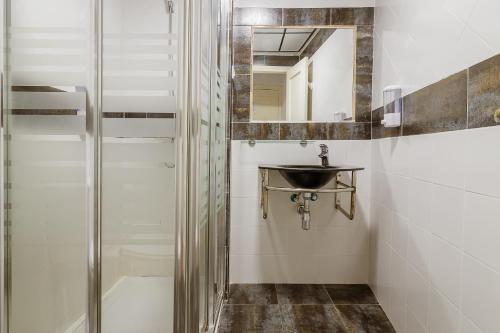 a bathroom with a sink and a mirror at Doña Norma in Cáceres