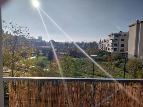 une vue d'une ville depuis un balcon dans l'établissement Bel appartement proche Paris, à Bois-Colombes