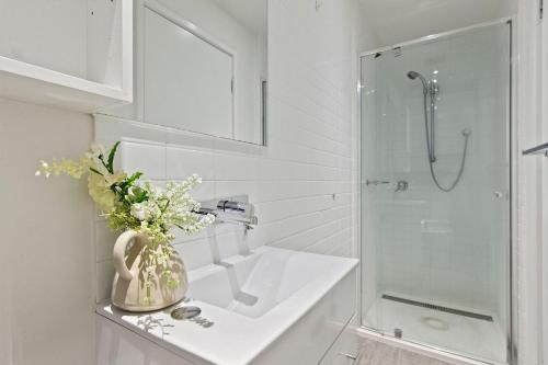 Koupelna v ubytování A Cozy CBD Studio Near Melbourne Central