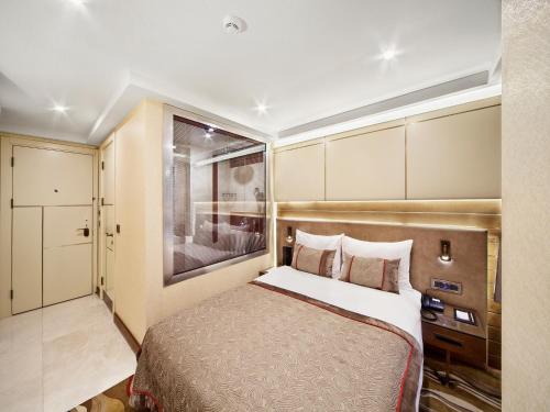 Кровать или кровати в номере Grand Hotel de Pera