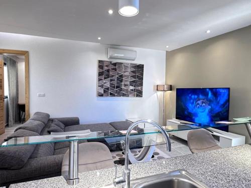 Una televisión o centro de entretenimiento en Luxury flat Dakar