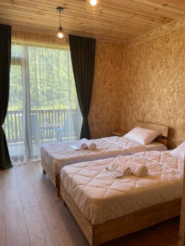 Una cama o camas en una habitación de Eco Garden family hotel Svaneti