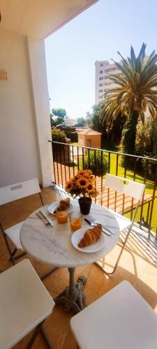 Relájate cerca del mar, con vistas a las termas romanas