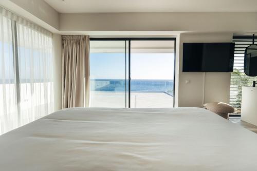 Una cama o camas en una habitación de Bocazul 5 Seafront Villa