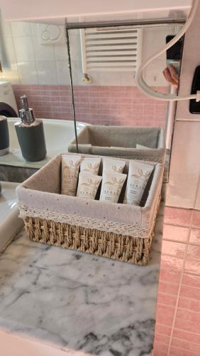 a basket of towels sitting on a counter in a bathroom at Grazioso bilocale a Legnano. in Legnano