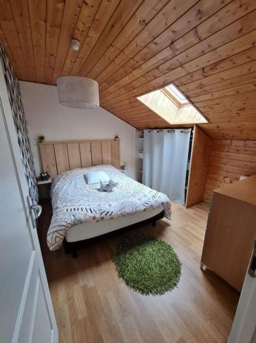 une chambre avec un lit dans une pièce avec une fenêtre dans l'établissement La Magie entre deux lacs, à Gérardmer