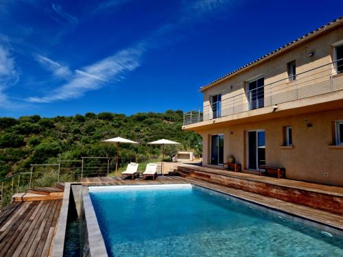Modern villa 5 double bedrooms, new AC, private pool and stunning view 800 m from beach