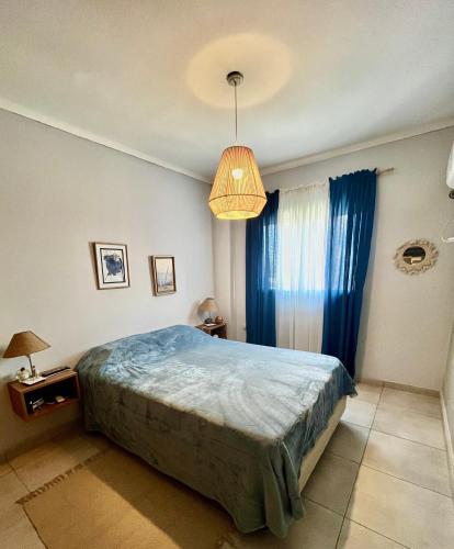 een slaapkamer met een bed en een kroonluchter bij Departamento Temporal Constituyentes in Santa Fe