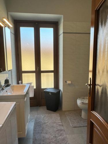 une salle de bain avec un lavabo et des toilettes et une fenêtre dans l'établissement Il Nido, à Turin