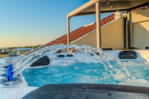 Kolam renang di atau dekat dengan Biograd Sunset Penthouse with spectactular view and jacuzzi