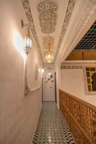 a hallway with a ceiling with a chandelier at Dar Golden Ziat in Fès