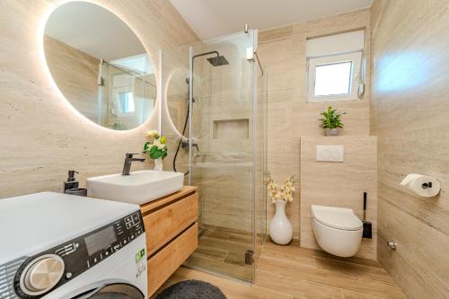 Bilik mandi di Biograd Sunset Penthouse with spectactular view and jacuzzi