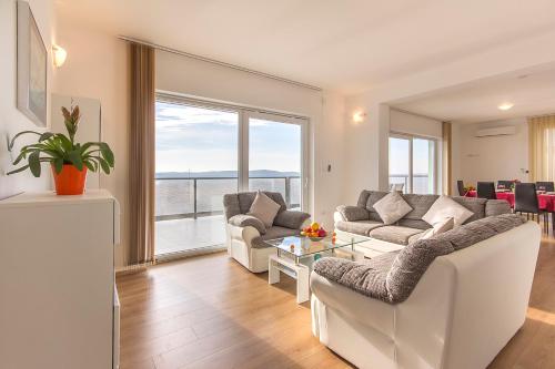 un salon avec un canapé et une table dans l'établissement Holiday Home Magic View, à Medulin