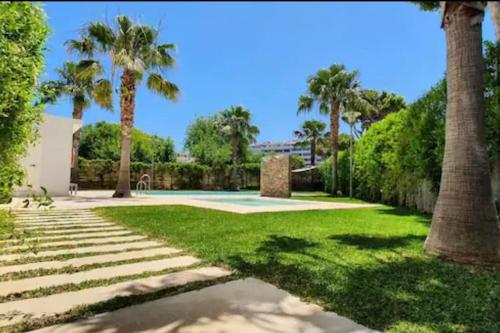 2 BEDROOMS NEXT TO THE BEACH&MIRAMAR SHOPPING CENTER-SWIMMING POOL-PARKINg