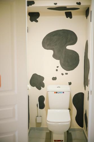 a bathroom with a white toilet in a room at Buna Guest House in Gyumri