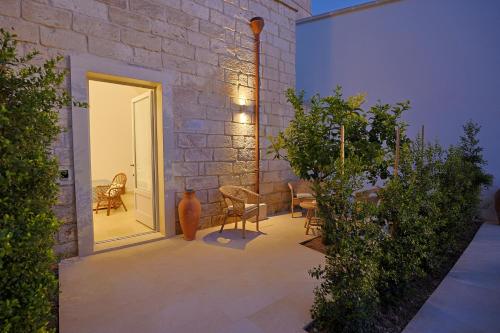 Κήπος έξω από το DON GEROLAMO Dimora Storica con piscina