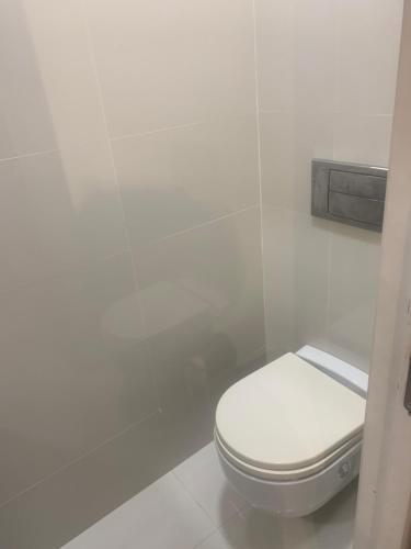 ein Badezimmer mit einer weißen Toilette in einer Kabine in der Unterkunft Casa Muralla in Ribadeo