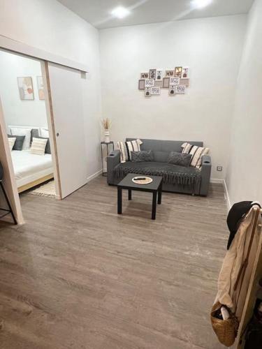 un salon avec un canapé et une table basse dans l'établissement Appartement côté centre-ville, à Marseille