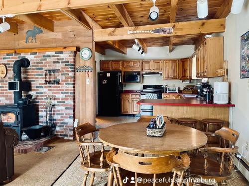 Dapur atau dapur kecil di Peaceful Pines Camp on Lower Kimball Pond