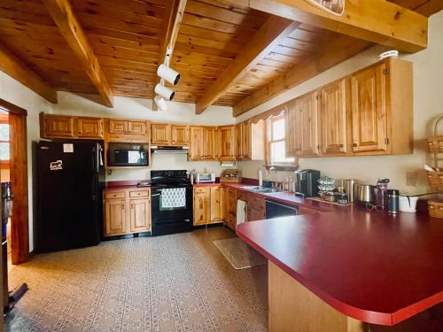 Dapur atau dapur kecil di Peaceful Pines Camp on Lower Kimball Pond