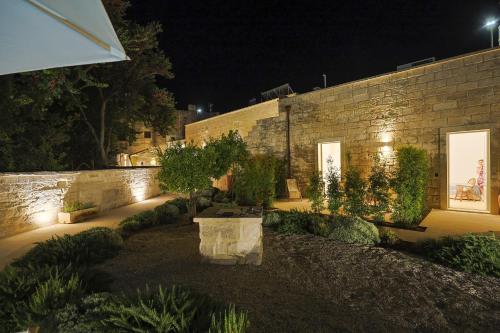 Κήπος έξω από το DON GEROLAMO Dimora Storica con piscina