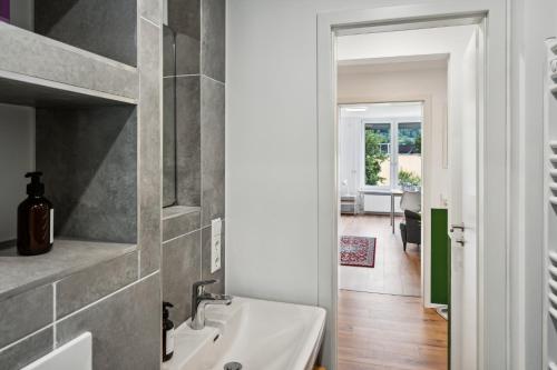 a bathroom with a sink and a mirror at Geschäftsreisetraum 3SZ 5P - Waschtrockner, Balkon in Oberkochen
