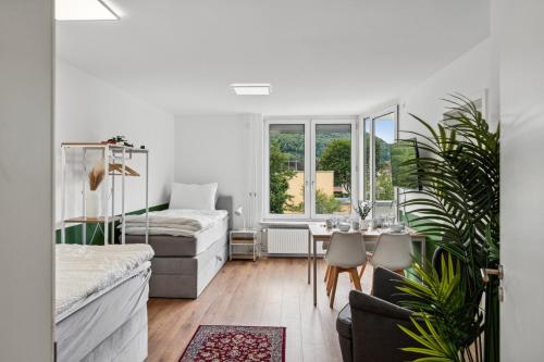 a white living room with a table and a couch at Geschäftsreisetraum 3SZ 5P - Waschtrockner, Balkon in Oberkochen
