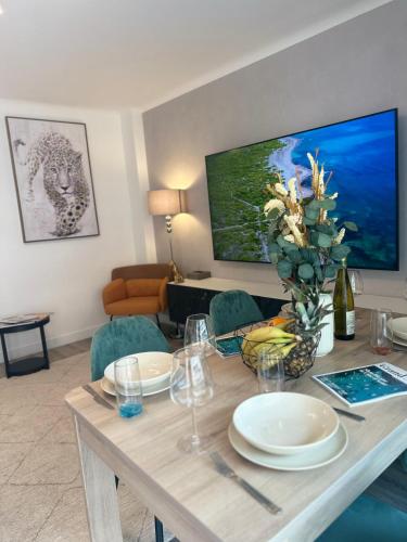 Premium 80sqm Apartment Opposite Martinez, Steps from Congress Center photo 52