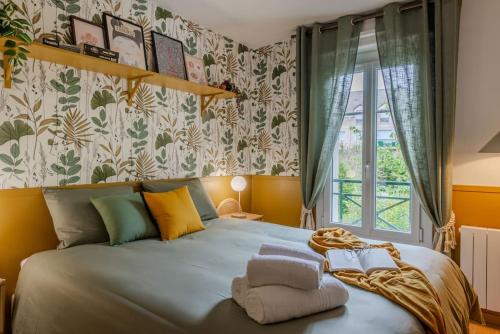 a bedroom with a large bed with a window at Orphée by Kleidos - Disney 10min! Superbe T2, 4P, Parking gratuit, Balcon in Magny-le-Hongre