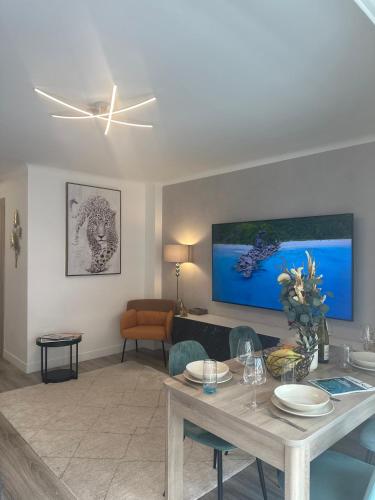 Premium 80sqm Apartment Opposite Martinez, Steps from Congress Center photo 61