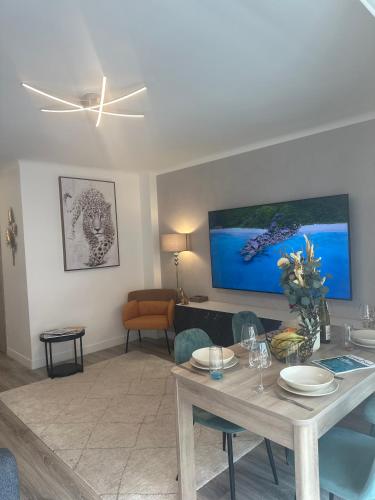 Premium 80sqm Apartment Opposite Martinez, Steps from Congress Center photo 60