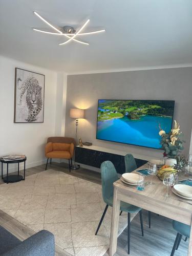 Premium 80sqm Apartment Opposite Martinez, Steps from Congress Center photo 66
