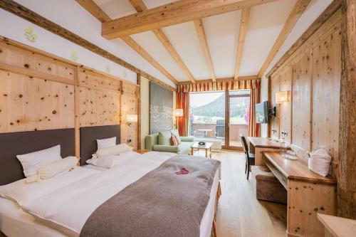 A bed or beds in a room at Alpenwellnesshotel St. Veit