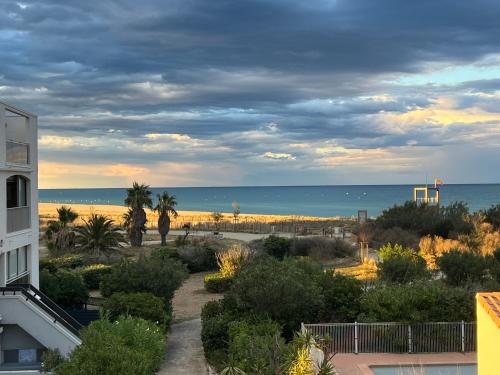 une vue sur la plage depuis le balcon d'un immeuble dans l'établissement Le Panorama du Tropique Saint Cyprien - Saint-Cyprien-Plage - Perpignan 66 Vue mer - Front de mer, à Saint-Cyprien