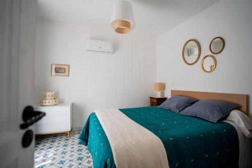 une chambre avec un lit et deux miroirs au mur dans l'établissement La Livrée des papes, à Châteauneuf-du-Pape