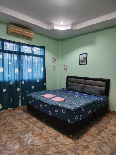 a bedroom with a bed in the corner of a room at No 25 by SaamSaao HomeStay Betong - 4 Bedroom in Betong