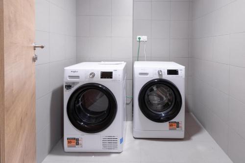 a washing machine and a dryer in a bathroom at Na Obláčku in Benecko