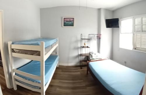 En eller flere senge i et værelse på Apartamento de São Vicente