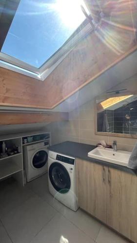 une cuisine avec une machine à laver et un évier dans l'établissement Grand Duplex Lumineux - 3 chambres, à Saint-Jean-de-Sixt
