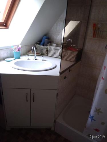 une salle de bain avec un lavabo, une douche et une baignoire dans l'établissement Maison au calme proche de la mer Fouesnant Cap Coz, à Fouesnant