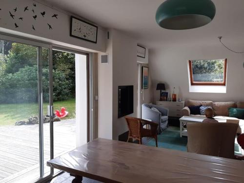 - un salon avec une table en bois dans l'établissement Maison au calme proche de la mer Fouesnant Cap Coz, à Fouesnant