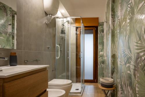 a bathroom with a shower and a toilet and a sink at B&B Benvenuti al centro in Caserta