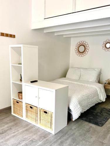 - une chambre blanche avec un lit et une armoire blanche dans l'établissement Cocon des Alouettes, à Montmorency