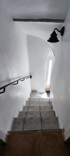 - un escalier dans une chambre blanche dotée d'une fenêtre dans l'établissement Latipik, à Lançon-Provence