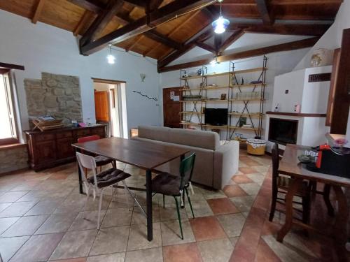 a living room with a table and a couch at La Casetta di Noah in Pratovecchio