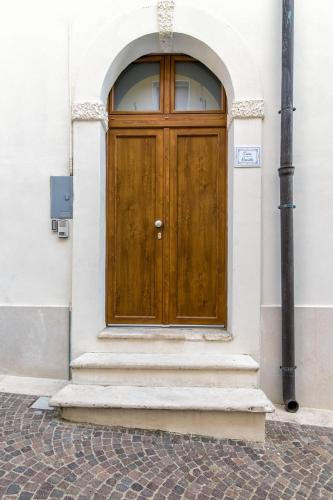 a wooden door on the side of a building at Casa Bonetti in Ascoli Satriano